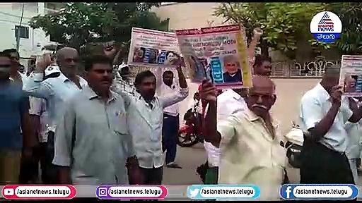 Capital Crisis : భూములిచ్చి రోడ్డున పడ్డామంటూ అమరావతి రైతుల మానవహారం