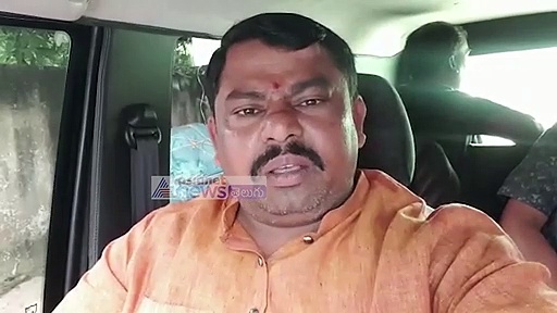 యాదాద్రి స్తంభాలపై కేసీఆర్ చిత్రాలు: మీ డబ్బులిచ్చారా అంటూ రాజాసింగ్ ఫైర్ (వీడియో)