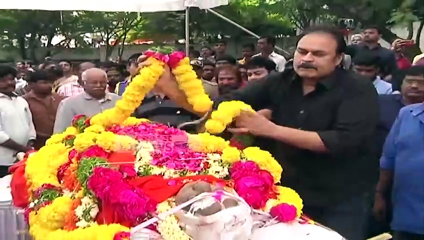 ఆత్మకు శాంతి చేకూరాలి : వేణు మాధవ్ కు నివాళులర్పించిన నాగబాబు (వీడియో)