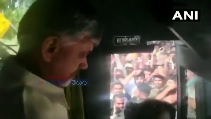 Chalo Amaravathi : చంద్రబాబు బస్సుపై చెప్పు విసిరిన ఆందోళన కారులు