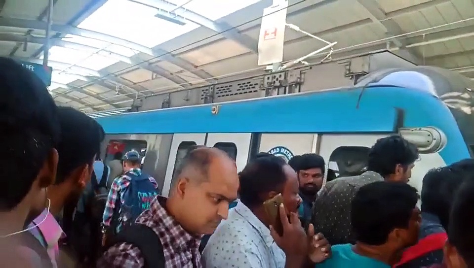 మొరాయించిన మెట్రోతో ప్రయాణీకులు ఇబ్బందులు (వీడియో)