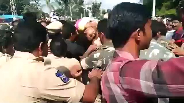 ఖమ్మం: ఆర్టీసీ కండక్టర్ మృతదేహం కోసం తోపులాట (వీడియో)