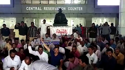 వెనక్కితగ్గని ఉద్యోగులు, సెల్ఫ్ డిస్మిస్ అంటున్న ప్రభుత్వం: తెలంగాణలో సమ్మెయథాతథం (వీడియో)