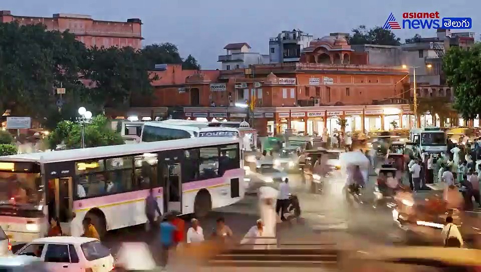 ట్రాఫిక్ కి చెక్ పెట్టండిలా...(వీడియో)