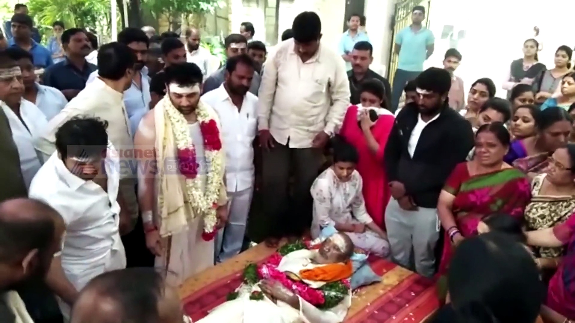 ముఖేష్ గౌడ్ మృతి: మంత్రి శ్రీనివాస్ గౌడ్ నివాళులు (వీడియో)