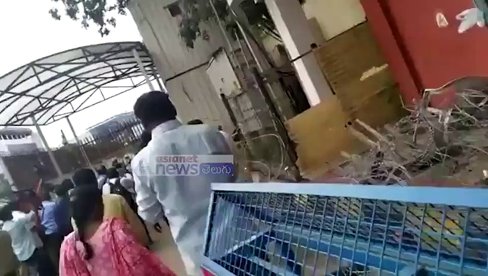 pragathi bhavan siege video : ప్రగతి భవన్ ముట్టడిలో బారికేడ్లు దూకిన ఏబీవీపి  కార్యకర్త