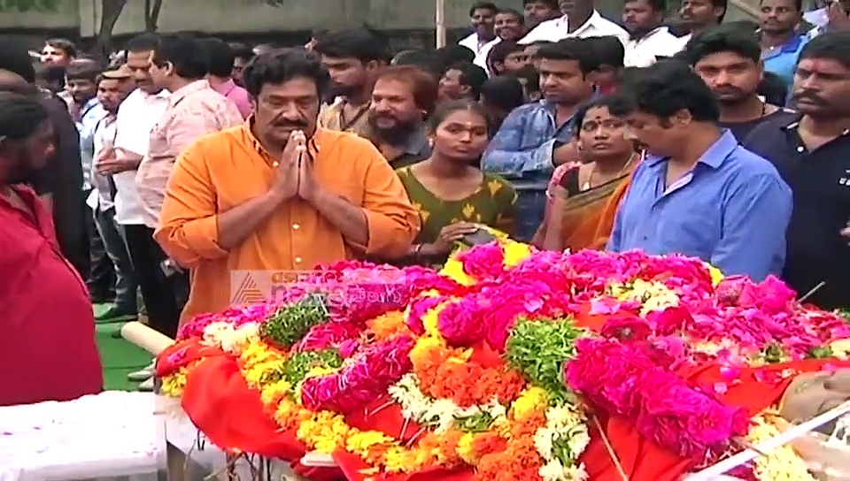 శోక సముద్రంలో హాస్య కుటుంబం : వేణు మాధవ్ కు నివాళులర్పించిన నటుడు రఘుబాబు (వీడియో)