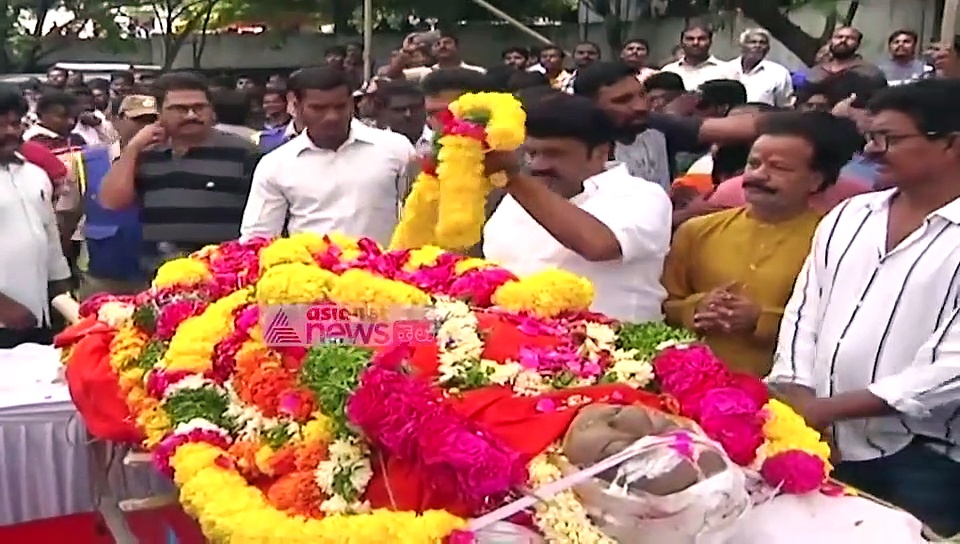 స్వయంకృషి, పట్టుదలకు కేరాఫ్ అడ్రస్ : వేణు మాధవ్ కు నివాళులర్పించి తలసాని (వీడియో)