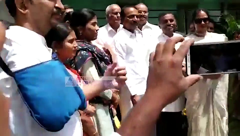 ఉస్మానియా మెడికల్ కాలేజీలో మంత్రి ఈటల (వీడియో)