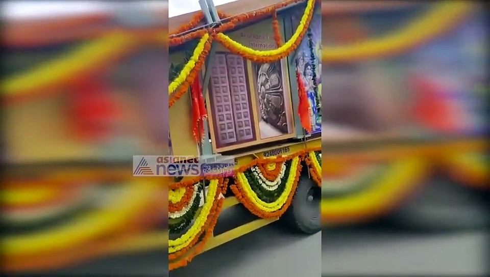 యాదాద్రి  ఆలయానికి చేరుకొన్న మహా ద్వారాలు (వీడియో)