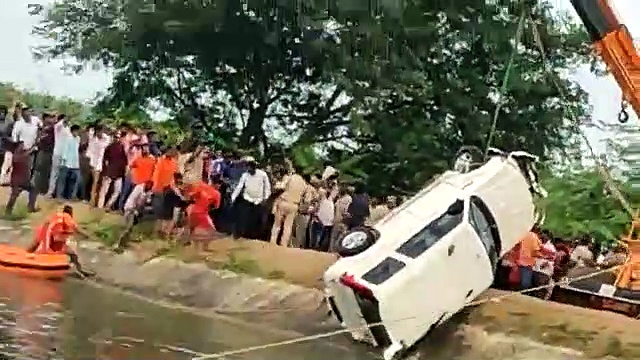 Video: నాగార్జునసాగర్‌ ఎడమకాల్వలోకి దూసుకెళ్లిన కారు: వెలికితీసిన ఎన్టీఆర్ఎఫ్