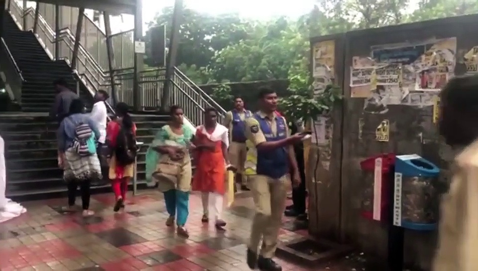 హైదరాబాద్ మెట్రో స్టేషన్ పెచ్చులూడిపడి లేడీ టెక్కీ మృతి (వీడియో)