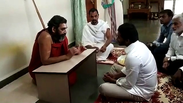 చినజీయర్ స్వామిని కలిసిన జగన్ (వీడియో)