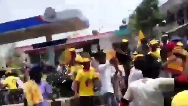 కార్యకర్తపై  చేయి చేసుకున్న బాలయ్య (వీడియో)