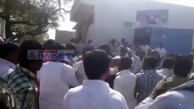 ఘర్షణ, గాలిలోకి కాల్పులు: గాయపడిన తిక్కారెడ్డి (వీడియో)