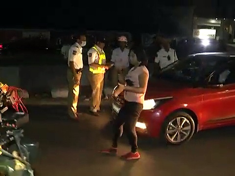 మీడియా సభ్యులపై డ్రంకెన్ హిజ్రా దాడి (వీడియో)