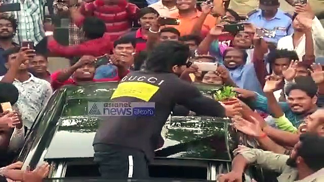 ఫ్యాన్స్ తో బర్త్ డే సెలబ్రేట్ చేసుకున్న బన్నీ (వీడియో)