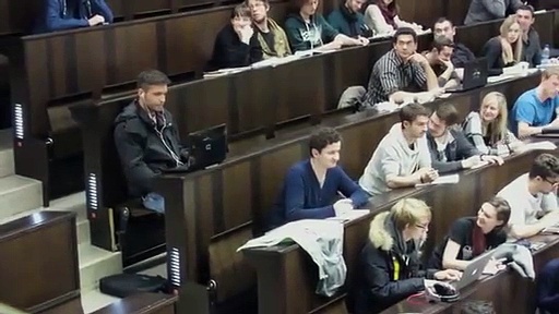 క్లాస్ లోనే బిఎఫ్ చూశాడు (వీడియో)