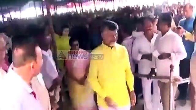 ఉండవల్లిలో ఓటు హక్కు వినియోగించుకున్న నారా ఫ్యామిలీ (వీడియో)