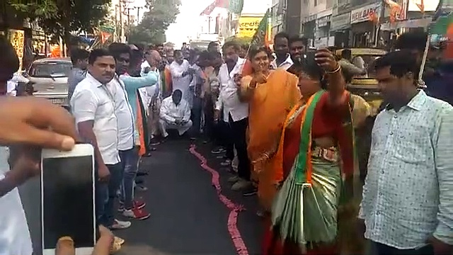 పాతబస్తీలో బిజెపి సంబురాలు (వీడియో)