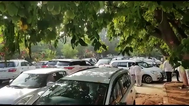 హరీష్ రావు అభిమానులతో మినిస్టర్స్ క్వార్టర్స్ జామ్ (వీడియో)