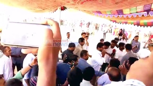 పులివెందులలో ఓటేసిన జగన్మోహన్ రెడ్డి (వీడియో)