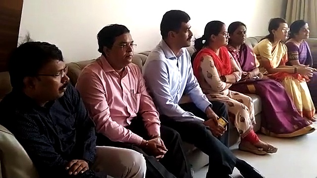 మంత్రి ఈటలను కలిసిన ఆరోగ్యశాఖ అధికారులు (వీడియో)