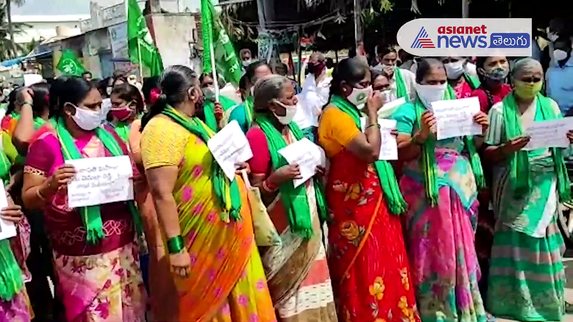 మహిళా రైతులను అవమానించిన వ్యక్తిని అరెస్టు చేయకుండా  మాపై కేసులు పెట్టారంటూ  ఆందోళన