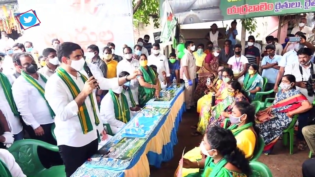 మహిళా రైతులపై సోషల్ మీడియాలో పోస్టులు.. యువకుడికి దేహశుద్ధి..