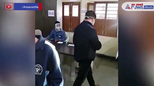 ఓటు హక్కును వినియోగించుకున్న సమాచార కమీషనర్ అరవింద్ కుమార్