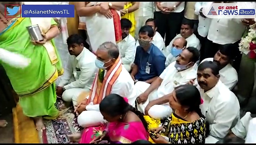 యాదగిరి లక్ష్మి నరసింహ స్వామిని దర్శించుకున్న ఆర్థిక మంత్రి హరీష్ రావు