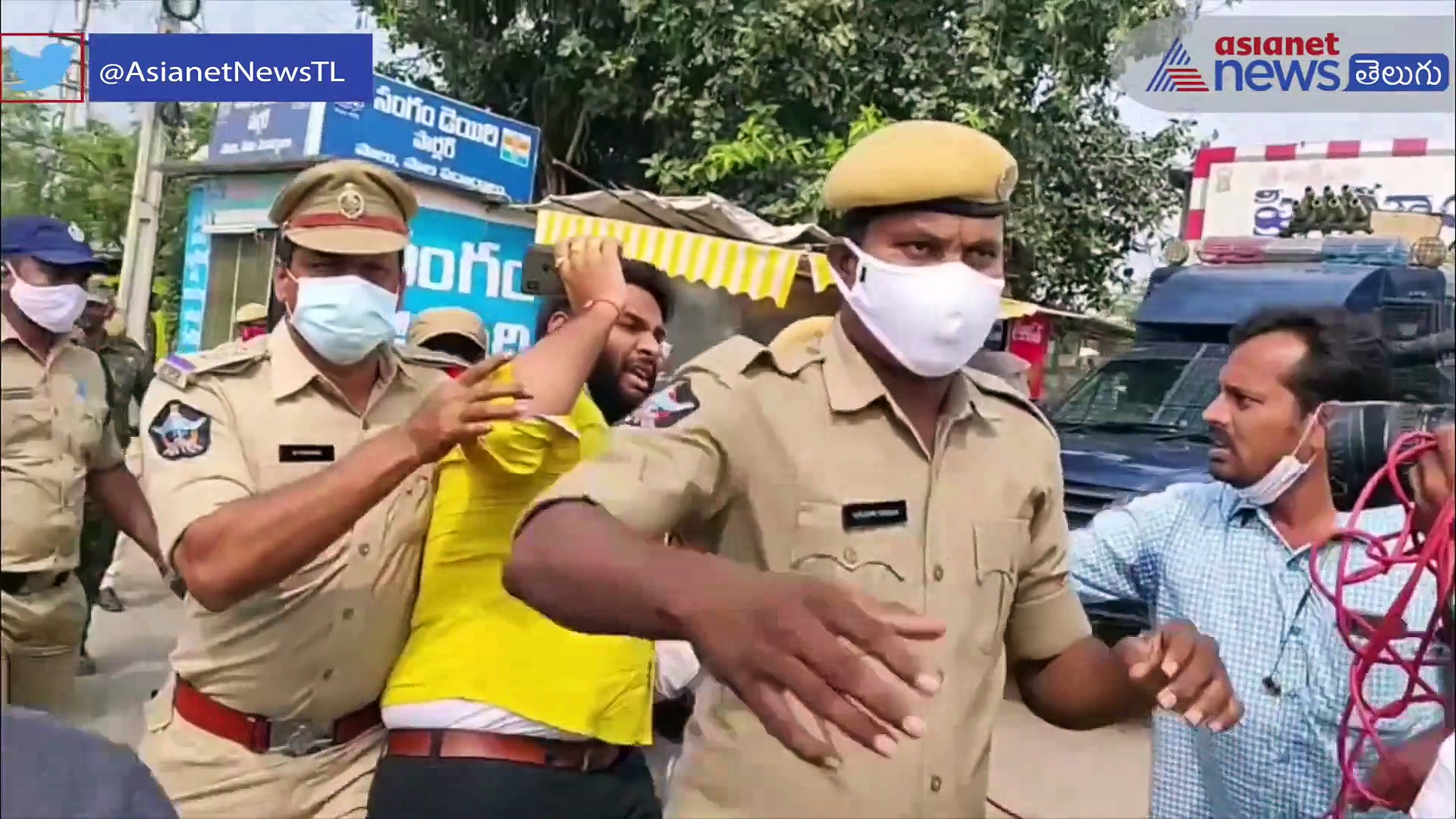 వైఎస్ జగన్ క్యాంప్ ఆఫీస్ ముట్టడి: ఉద్రిక్తత