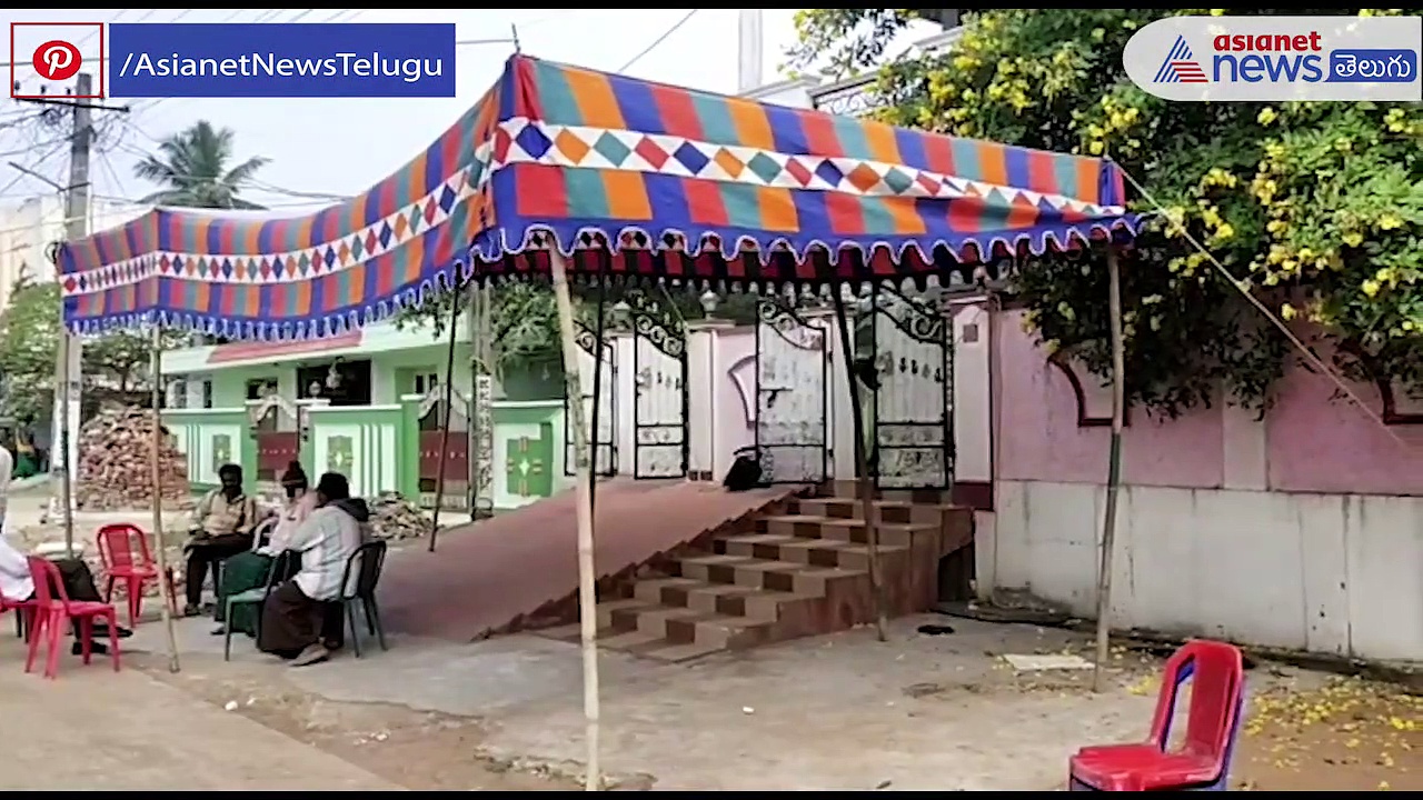 దారుణం: కన్నతల్లి మృతదేహాన్ని ఇంట్లోకి రానివ్వని కసాయి కొడుకు (వీడియో)