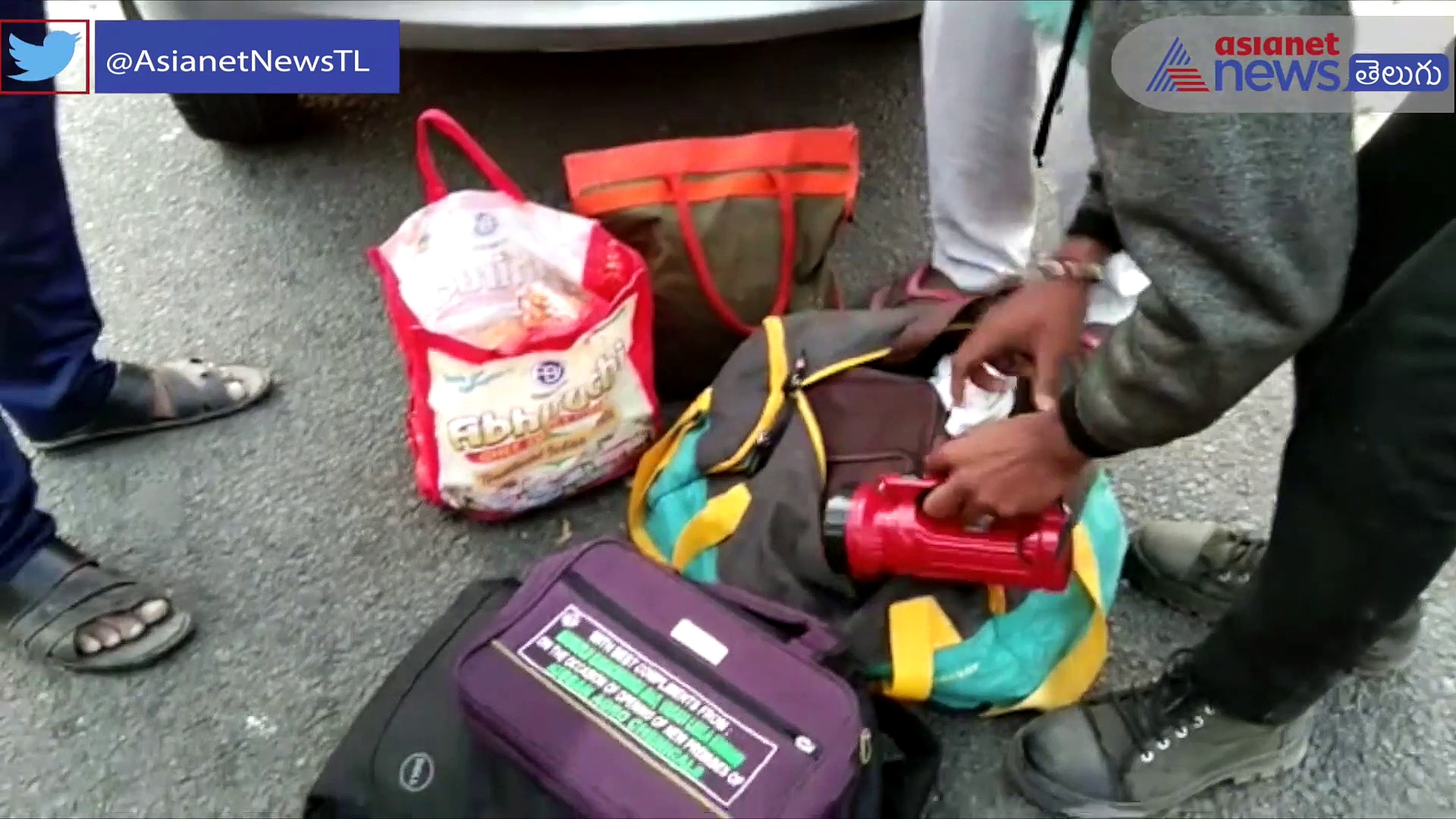 రామగుండం రోడ్డు ప్రమాదంలో ఇద్దరు మృతి... ఘటనాస్థలంలో కిలో బంగారం