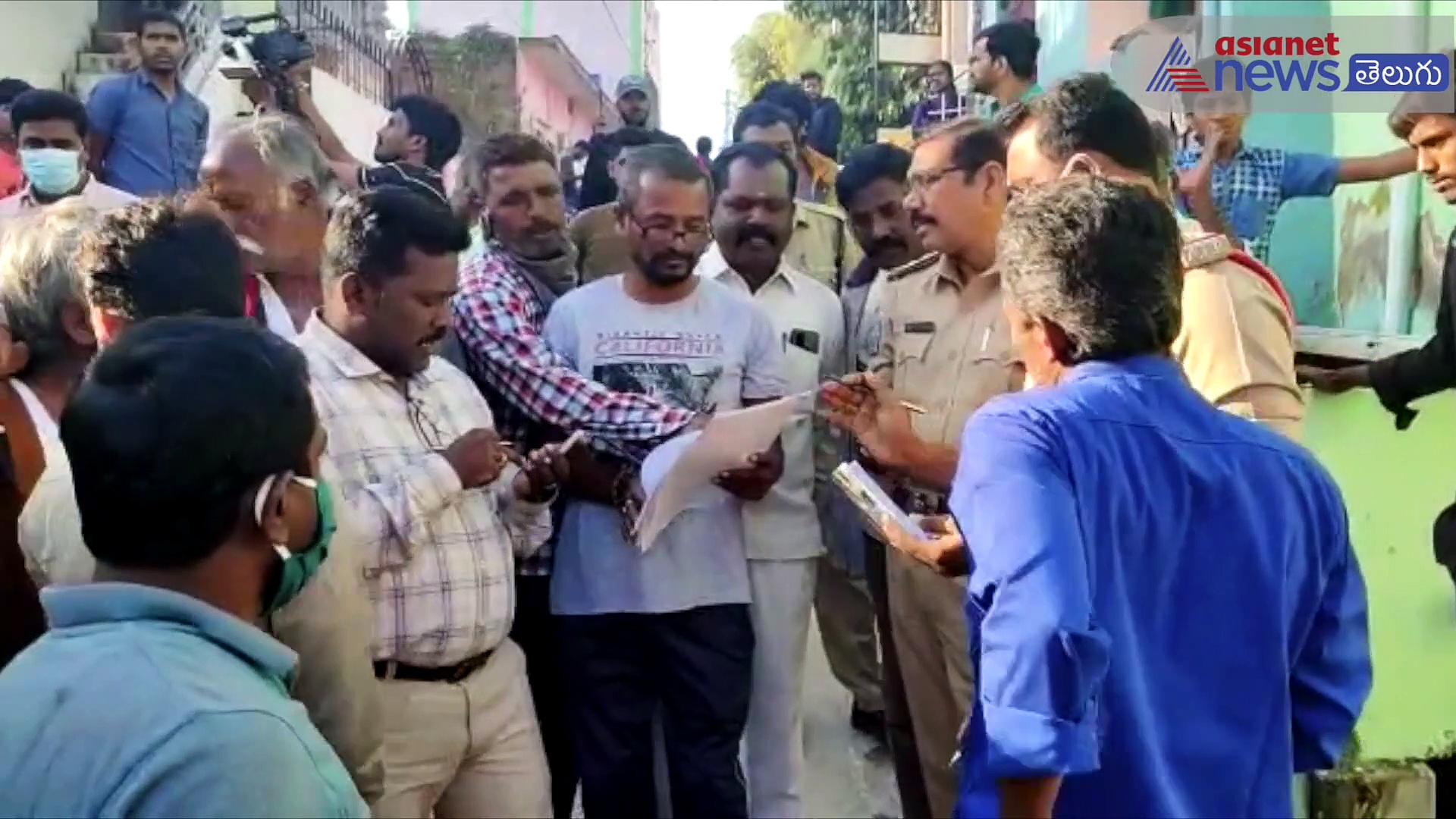 కర్నూల్ రోడ్డు ప్రమాదం: డివైడర్ పైనుంచి ఎగిరి లారీని ఢీకొన్న టెంపో