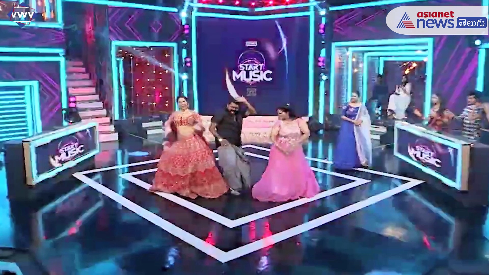 అరియనాకు ప్రొపోజ్ చేసి అందరూ చూస్తుండగా ఉంగరం తొడిగిన అవినాష్