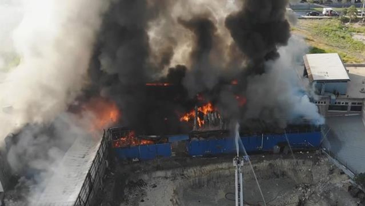İstanbul'da fabrika yangını! Alevler 3 binaya daha sıçradı, ekipler olay yerinde