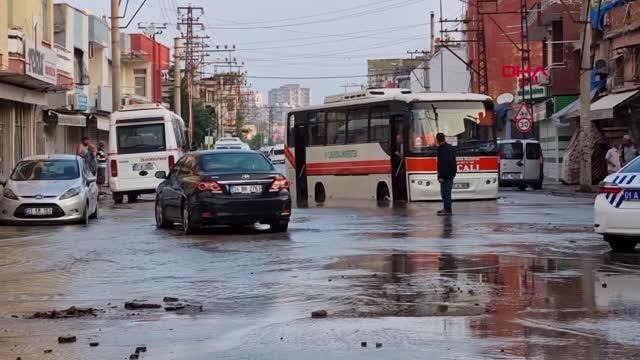 SU BORUSU PATLAYINCA ASFALT ÇÖKTÜ; HALK OTOBÜSÜ VE MOTOSİKLET SU DOLU ÇUKURA DÜŞTÜ