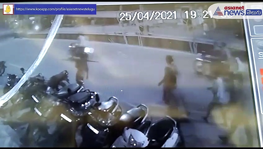 భుజాలపైనే భార్య శవయాత్ర... మూడు కిలోమీటర్లు మోసిన భర్త