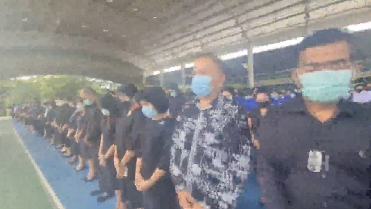 ผอ.รร.สตรีพัทลุง นำคณะครู-นักเรียน ร่วมยืนไว้อาลัย "น้องโบนัส" หน้าเสาธง
