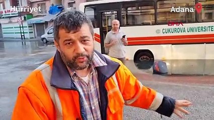 Su borusu patladı, dev çukur oluştu: Motosiklet içine düştü