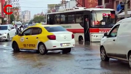 Su borusu patladı yolda dev çukur oluştu: Dolmuş ve motosiklet çukura düştü