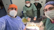Zonguldak'ta safra kesesinden 1250 taş çıkan hasta doktoru şoke etti, doktor taşlarla ismini yazdı