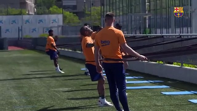 La clase de baile de Dani Alves en el entreno del Barça / FCB