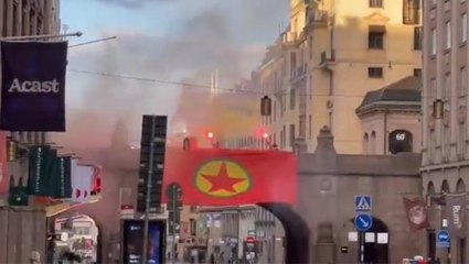 NATO'ya katılmak isteyen İsveç'in en ünlü caddesinde terör örgütü bayrağı açıldı