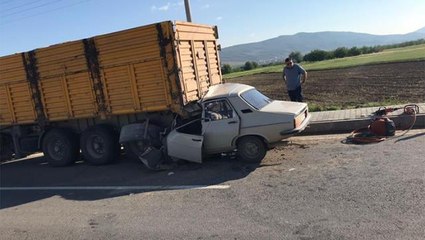 Denizli'de tıra arkadan çarpan otomobilde anne ve baba öldü, 5 yaşındaki çocukları yaralı kurtuldu