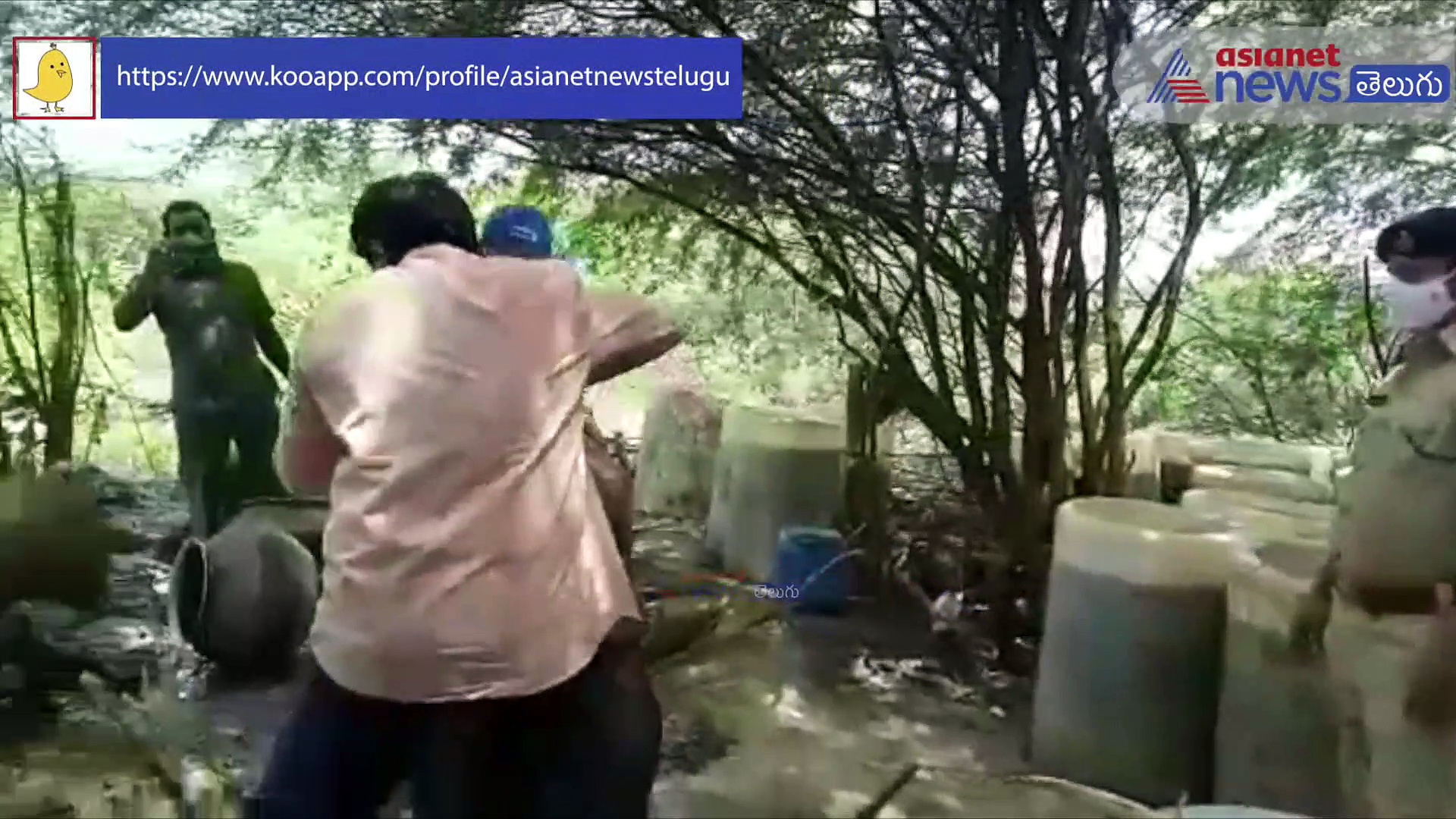 గోదావరి నదిలో నాటుపడవల్లో ప్రయాణించి... నాటుసారా తయారీ ముఠా పట్టివేత