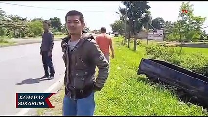 Hindari Pemotor, Mobil Berujung Masuk Parit