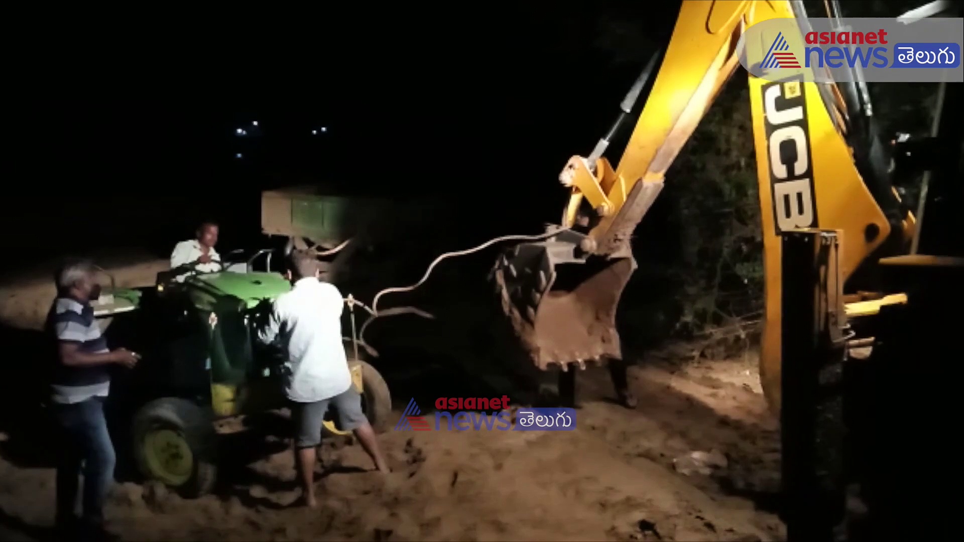 రెచ్చిపోయిన ఇసుక మాఫియా గ్యాంగ్... పోలీసులపై రాళ్లు, కర్రలు, పారలతో దాడి