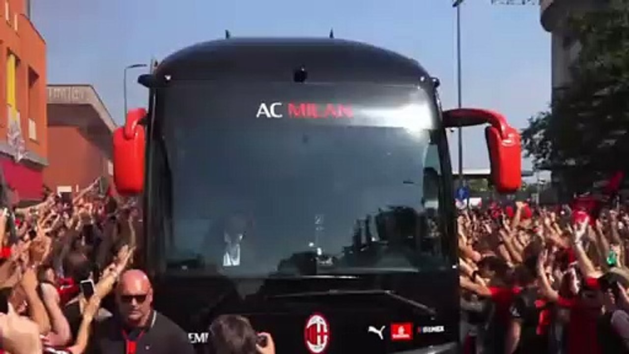 AC Milan : Zlatan Ibrahimovic brise accidentellement la vitre du bus